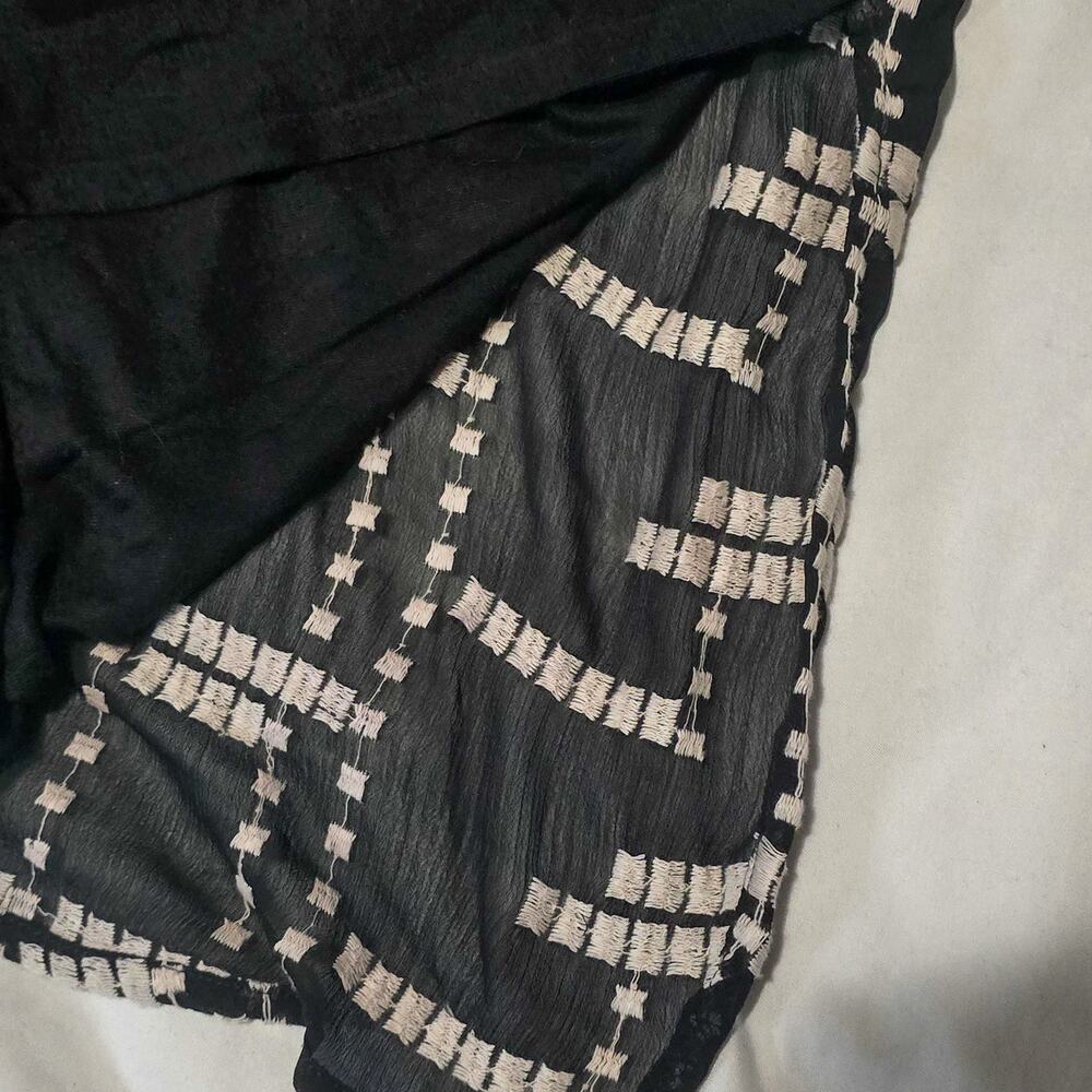 Tiny Abstract Embroidered Split Neck Sleeveless T… - image 6